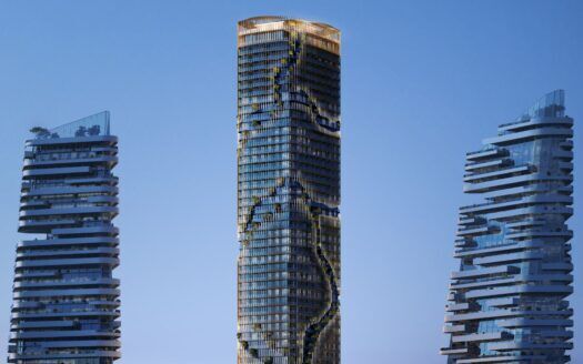 Trois tours modernes, rappelant le style architectural de Kanyon, présentent des balcons uniques et irréguliers sur fond de ciel bleu clair. La tour centrale se distingue par un motif sinueux de jardins ou de terrasses le long de sa façade.