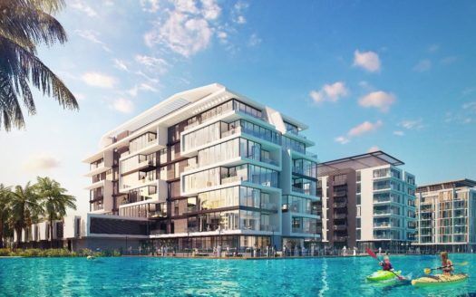 Un resort dinamico caratterizzato da un'architettura moderna con edifici a più piani sul bordo dell'acqua, ospiti in kayak su un canale turchese e palme lussureggianti sotto un cielo blu brillante.