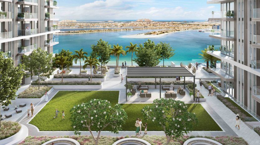 Cour verdoyante entre des immeubles d'appartements modernes avec des gens marchant et se relaxant, surplombant un paysage urbain d'île de plage sous un ciel bleu clair.