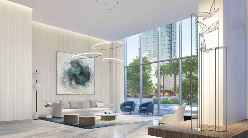 Un hall d'entrée moderne et aéré avec de grandes fenêtres donnant sur une île de plage, présentant un décor minimaliste avec un coin salon luxueux, des œuvres d'art murales abstraites et d'élégants luminaires circulaires.