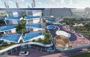 Un complexe luxueux comprenant plusieurs niveaux de piscines bleues en cascade et des bâtiments blancs modernes entourés d'une verdure luxuriante sur Samanag Golf Avenue, avec une voiture garée au premier plan.