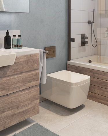 Salle de bains moderne avec meuble-lavabo en bois al jure, toilettes murales blanches et douche à l'italienne avec porte vitrée. Les murs bleu clair et le carrelage gris rehaussent l'esthétique épurée et contemporaine.