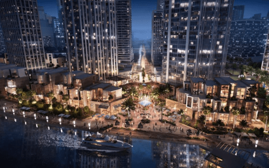 Una vivace veduta notturna di una vivace passeggiata sul lungomare della Peninsula Dubai, con moderni grattacieli, una piazza centrale illuminata da una struttura a forma di piramide e persone che passeggiano tranquillamente. Barche
