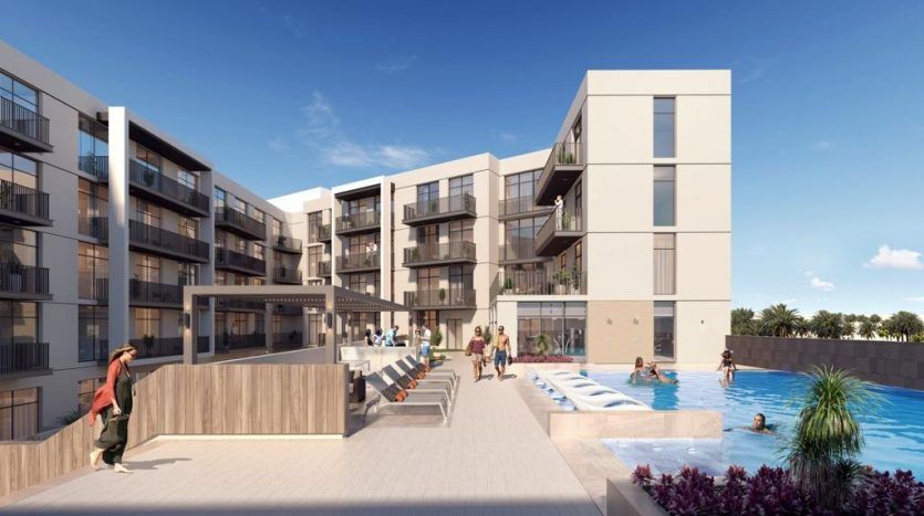Un complexe d'appartements moderne connu sous le nom de Harrington House entoure une piscine extérieure animée où les gens se détendent et nagent par une journée ensoleillée.