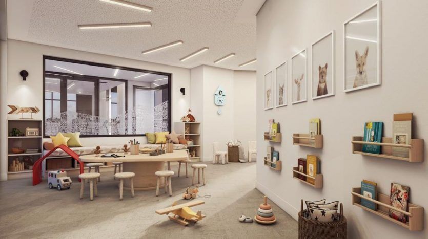 Salle de jeux pour enfants moderne et lumineuse à Harrington House avec jouets, tables basses en bois et chaises. Murs décorés d'images d'animaux et étagères remplies de livres et d'ornements ludiques.