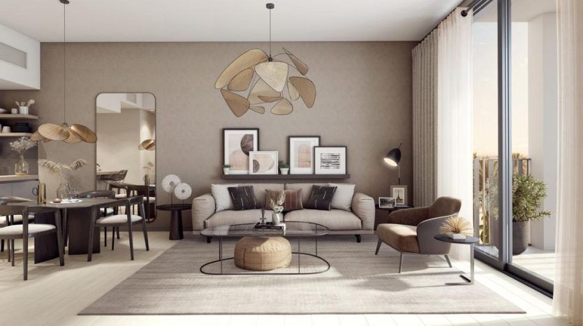 Un salon de maison Harrington aux couleurs neutres comprenant un canapé, des chaises, une table basse centrale et des objets décoratifs, avec un coin repas en arrière-plan.