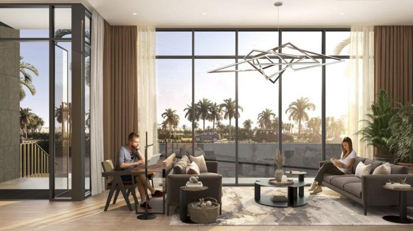 Un salon moderne et ensoleillé d'une maison Harrington avec deux personnes lisant confortablement, avec de grandes fenêtres offrant une vue panoramique sur l'extérieur. Un mobilier contemporain et un lustre élégant rehaussent le décor élégant.