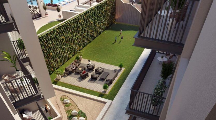 Vue aérienne de Harrington House comprenant un quartier résidentiel extérieur avec un jardin, des sièges, une piscine et des personnes pratiquant diverses activités, entouré de balcons d'appartements.