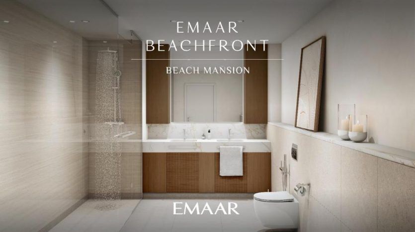 Ein elegantes, modernes Badezimmer in neutralen Farbtönen mit einem großen Spiegel über einem Waschtisch mit Doppelwaschbecken, einer verglasten Dusche und minimalistischem Dekor. Textüberlagerungen erwähnen "Emaar Beachfront