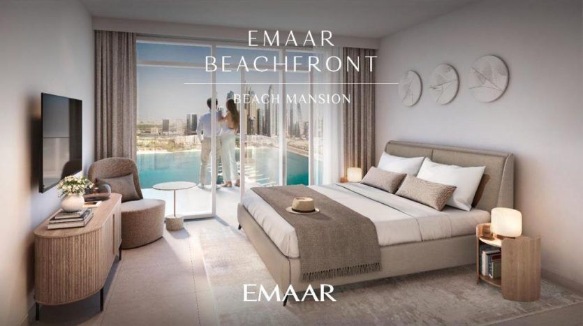 Ein modernes, in neutralen Farben gehaltenes Zimmer mit einem Doppelbett, einem Beistelltisch und einer Stehlampe. Das Zimmer blickt durch große Glastüren auf Marina Sands, die mit Wandkunstwerken und einem Hut verziert sind.