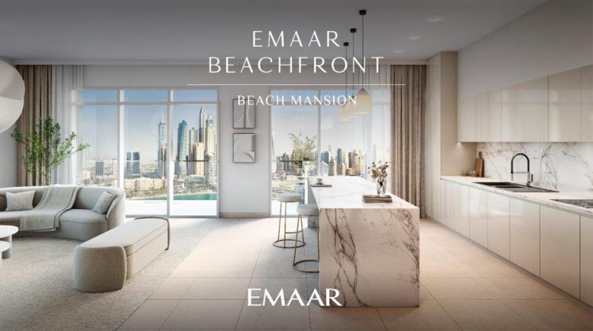 Innenansicht einer modernen Küche in einem Herrenhaus in Marina Sands mit Blick auf die Wolkenkratzer durch die Panoramafenster, mit eleganten weißen Schränken und einer Insel aus Marmor. Texteinblendung :