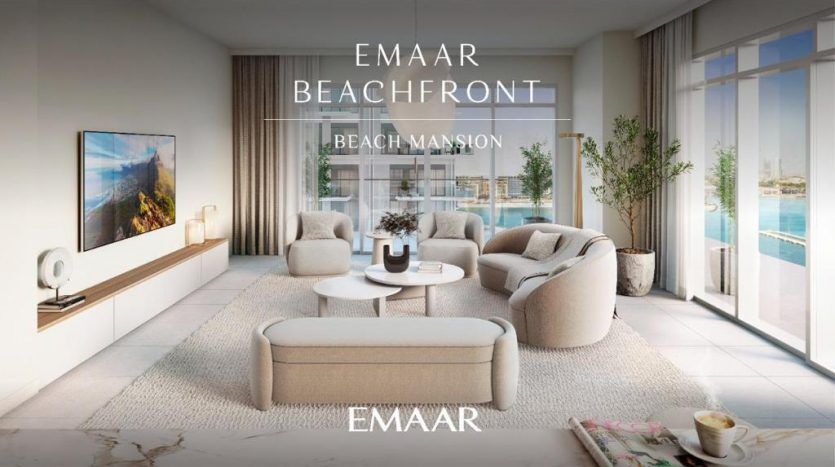 Modernes Wohnzimmer mit weichen Sofas und großen Fenstern, die auf einen heiteren Yachthafen blicken. Die Einrichtung umfasst einen Wandfernseher, Zimmerpflanzen und subtile Kunstwerke. Der überlagerte Text kündigt "Emaar Beachfront" an
