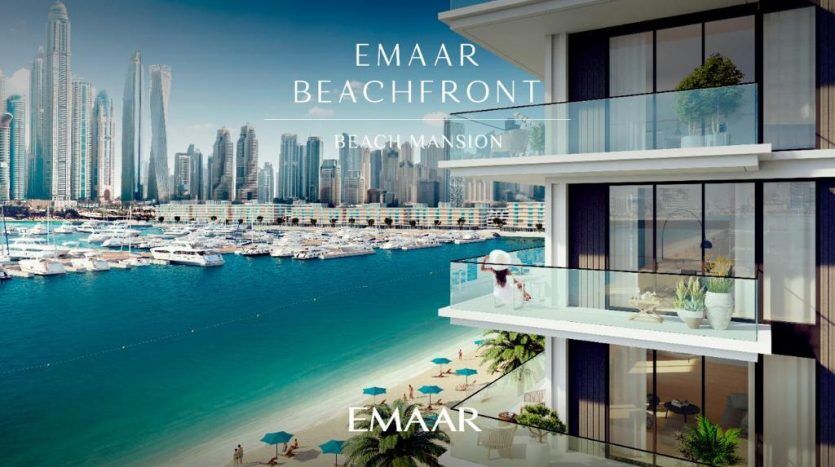 Werbebild für Emaars Waterfront, Strandvilla, zeigt einen Luxusbalkon mit Blick auf den pulsierenden Sand des Yachthafens mit Wolkenkratzern im Hintergrund und einem hellblauen Himmel.