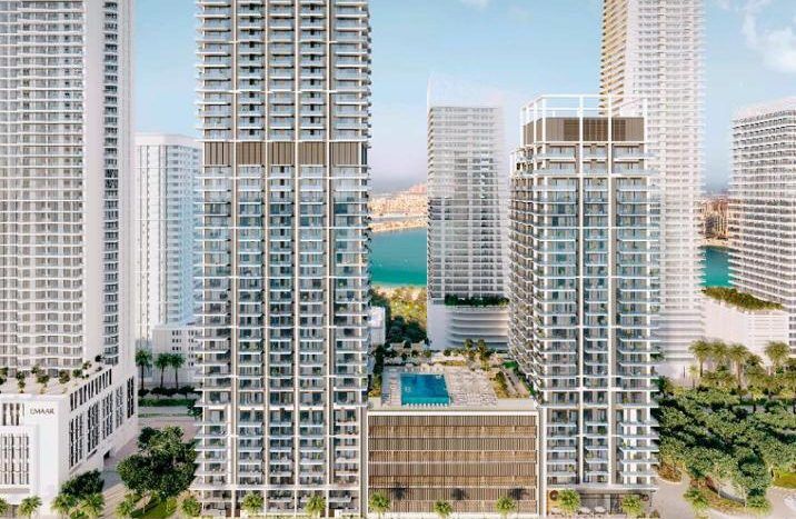 Werbebild von Emaars Waterfront, bestehend aus modernen Hochhäusern mit Balkonen, die auf einen Strand mit Menschen und Sonnenschirmen blicken, einem zentralen Swimmingpool und dem Ozean im Hintergrund, ideal