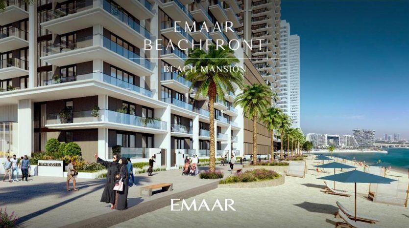 Künstlerische Wiedergabe der Emaar Waterfront mit den Hochhäusern von Marina Sands und einer lebhaften Szene am Meer mit Menschen, die am Sandstrand spazieren gehen, interagieren und genießen. Klarer Himmel und Dächer der Stadt