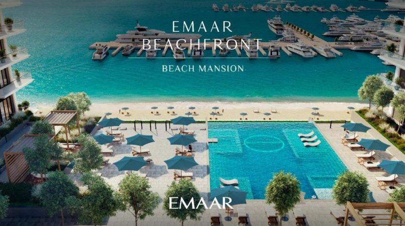 Eine Luftaufnahme der Emaar Waterfront mit einem luxuriösen Swimmingpool, der von Sonnenschirmen und Liegestühlen umgeben ist und den Sand des mit Jachten gefüllten Yachthafens überblickt.