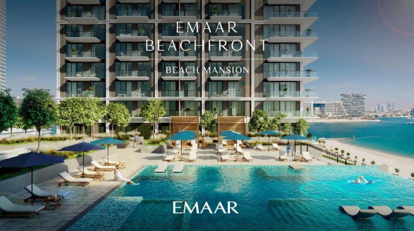 Luxuriöser Apartmentkomplex am Meer in Dubai mit einem großen Pool, Liegestühlen und Palmen, mit Blick auf einen Sandstrand und die Dächer der Stadt im Hintergrund.