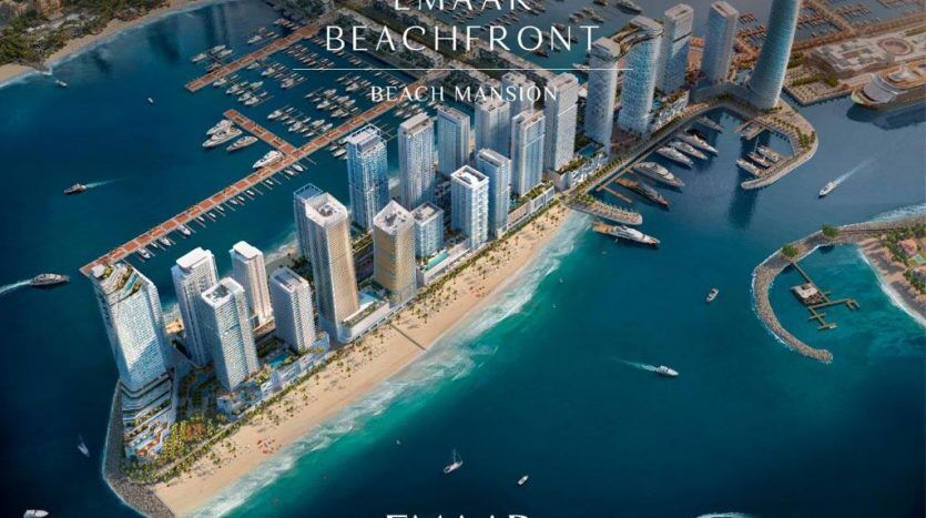 Luftaufnahme der Emaar Waterfront, die eine Reihe von imposanten Wolkenkratzern entlang eines Sandstrandes mit großen, mit Booten gefüllten Yachthäfen auf beiden Seiten der Halbinsel zeigt.