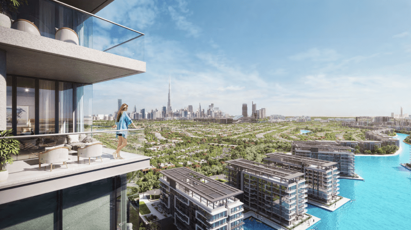 Une personne se tient sur un balcon surplombant un vaste paysage urbain, où les vues sur le lagon rencontrent un mélange de verdure et de gratte-ciel au loin. La scène comprend des structures modernes en front de mer caractéristiques de Dubaï, avec une eau bleue claire sous un ciel lumineux.