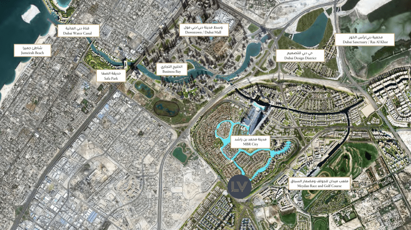 Vue satellite de Lagoon Views Dubai avec des zones en surbrillance et des étiquettes en arabe, se concentrant sur une grande zone centrale aux tons bleus, entourée de structures urbaines denses et de plans d'eau.