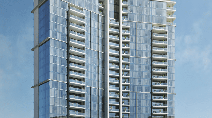 Deux immeubles modernes de grande hauteur avec des façades en verre réfléchissantes, dotés de balcons et de structures sur le toit, situés au bord d'un lagon avec des palmiers et un petit bateau à Dubaï.