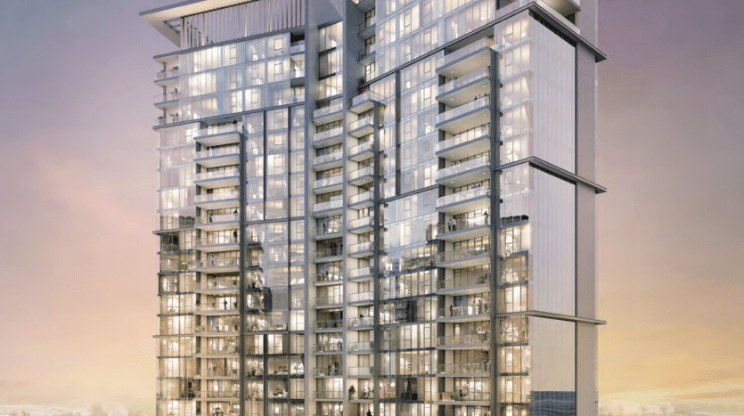 Immeubles modernes de grande hauteur aux façades de verre au crépuscule, dotés de balcons, d'une structure sur le toit et d'un espace piscine éclairé par des lumières, gérés par une agence immobilière à Dubaï. Le texte