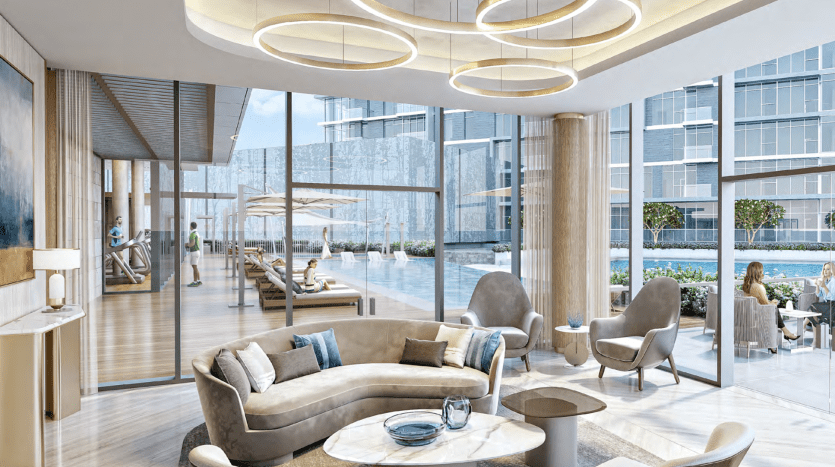 Un coin salon luxueux dans un appartement haut de gamme à Dubaï, doté d'un éclairage circulaire moderne, de sièges moelleux et de baies vitrées donnant sur une piscine extérieure et un patio. Le décor comprend des couleurs claires et des accents de bois