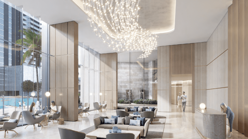 Lobby d'hôtel moderne avec un grand lustre élégant, des coins salons confortables, des panneaux en bois sur les murs, des baies vitrées donnant sur un lagon et des gens conversant.