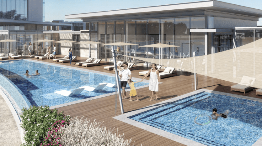 Une piscine extérieure animée par une journée ensoleillée avec des adultes se prélassant, des enfants jouant dans une piscine plus petite et des plantes luxuriantes entourant la terrasse en bois. Un gratte-ciel se profile en arrière-plan, offrant de superbes