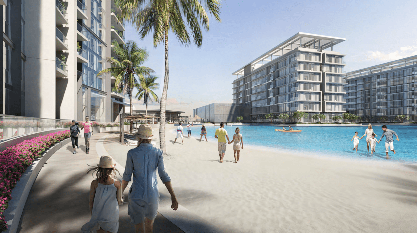 Une station balnéaire moderne avec une vue imprenable sur le lagon, rappelant Dubaï, accueille des personnes se promenant le long d'une plage de sable. Des bâtiments avec balcons surplombent les eaux bleues claires, tandis que des palmiers ornent la promenade. Certains aiment nager et faire du kayak dans ce paradis serein.