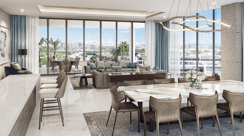 Intérieur d'appartement luxueux et spacieux comprenant une grande salle à manger avec une table et des chaises élégantes, une cuisine moderne avec des tabourets de bar et un salon avec des sièges moelleux, le tout donnant sur la lagune du sol au