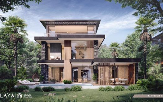Maison moderne à plusieurs étages avec de grandes fenêtres en verre et des touches de bois entourée de plantes tropicales luxuriantes à Tilal Al Ghaf, intitulée « Le moderniste - Vue arrière » pour Alaya.