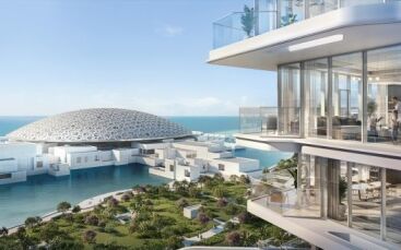 Futuristische Küstenarchitektur mit einer Villa mit geometrischem Muster und modernen Gebäuden mit großen Glasfenstern mit Blick auf das Meer in Dubai, umgeben von einer grünen Landschaftsgestaltung.