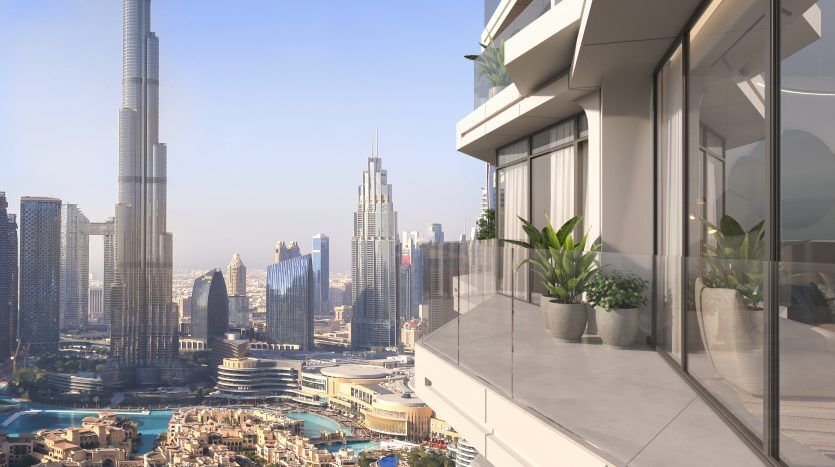 Une vue panoramique sur les toits d'une ville moderne depuis un balcon de grande hauteur à Dubaï, avec un ciel clair et ensoleillé et des gratte-ciel, avec la plus haute flèche perçant l'horizon.