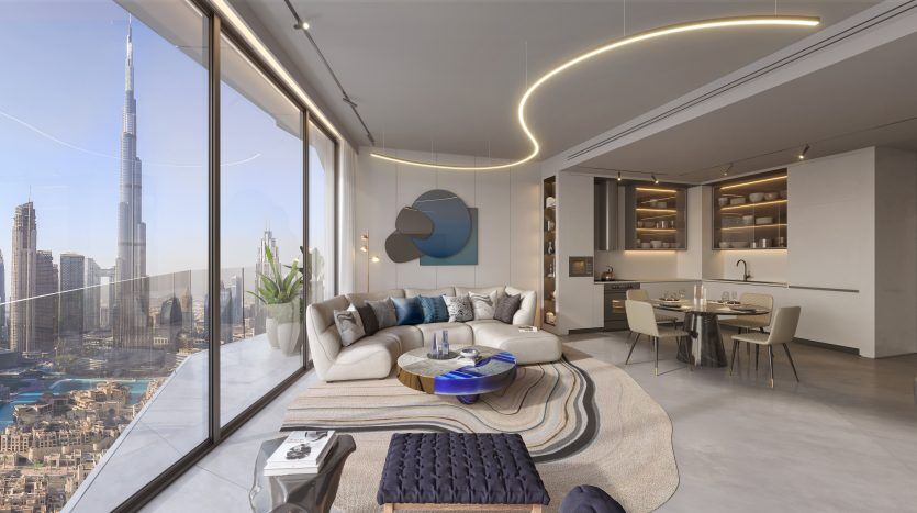 Salon d'appartement luxueux à Dubaï avec un mobilier moderne, un grand canapé incurvé et des baies vitrées offrant une vue sur le paysage urbain. Un luminaire circulaire au plafond ajoute une touche élégante.
