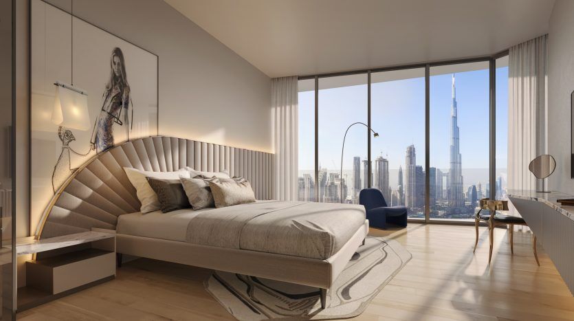 Chambre moderne avec de grandes fenêtres donnant sur les toits de la ville, comprenant un lit moelleux, une décoration murale artistique et un bureau contemporain près de la fenêtre, idéale pour l'immobilier à Dubaï.
