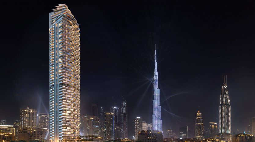 Une ligne d'horizon nocturne de Dubaï mettant en valeur l'imposant Burj Khalifa illuminée par des faisceaux de lumière rayonnant à travers un ciel étoilé, enrichie par la présence d'autres gratte-ciel bien éclairés dans cette zone privilégiée
