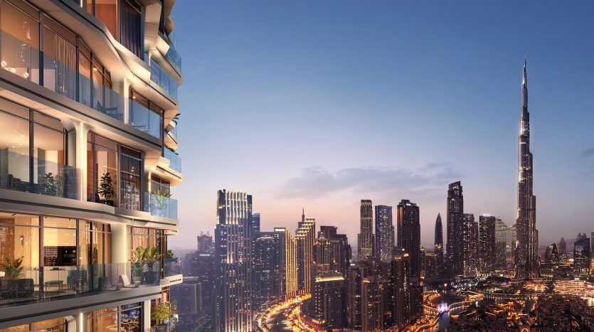 Un paysage urbain panoramique au crépuscule avec des gratte-ciel, l'éminent Burj Khalifa en arrière-plan et le balcon d'un immeuble moderne de Dubaï au premier plan.