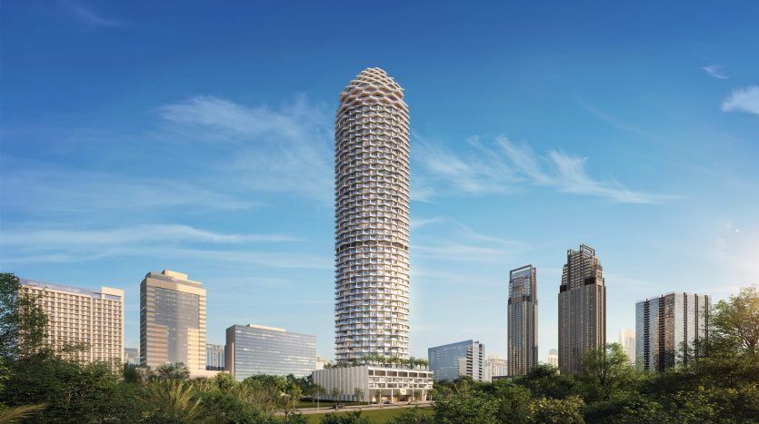 Un gratte-ciel moderne conçu avec un motif en spirale unique se distingue parmi les autres immeubles de grande hauteur dans une zone urbaine luxuriante et verte sous un ciel bleu clair.Description modifiée : Villa moderne conçue avec un style unique,