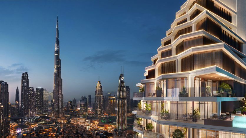 Un paysage urbain panoramique au crépuscule montrant un bâtiment moderne à plusieurs niveaux au premier plan et une ligne d'horizon composée de nombreux gratte-ciel, dont une très haute tour, le tout illuminé par le ciel du soir. Idéal