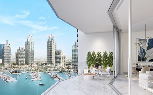 Una persona siede al tavolo del balcone di un moderno appartamento di Dubai, affacciato su un vivace paesaggio urbano con grattacieli e un porto turistico pieno di barche. Gli interni e i balconi si fondono armoniosamente, immersi nella luce.