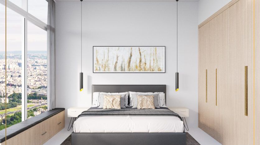 Chambre moderne dans une villa de Dubaï avec un grand lit, une literie blanche et des oreillers dorés. Une vue panoramique sur la ville depuis la fenêtre, des œuvres d'art abstraites au mur et d'élégantes suspensions.