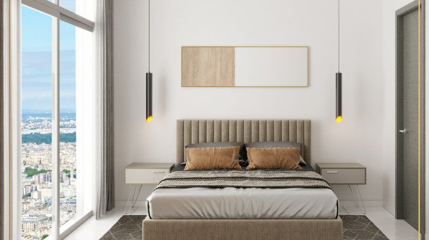 Chambre moderne avec un lit gris et une tête de lit assortie, agrémentée de coussins marron et d'une couverture noire et blanche, dotée de grandes fenêtres donnant sur le paysage urbain de Dubaï.