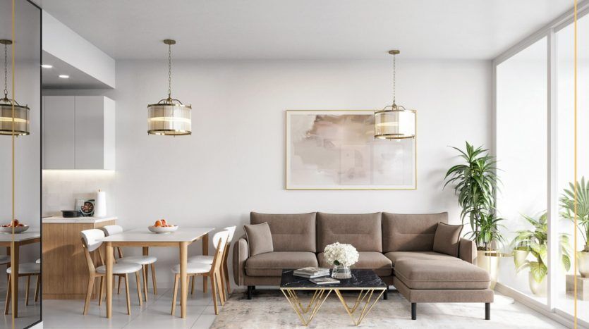 Salon moderne dans une villa de Dubaï avec un canapé sectionnel marron, une table basse en verre, des suspensions suspendues et un coin repas visible en arrière-plan. Design lumineux et épuré avec une décoration minimaliste.