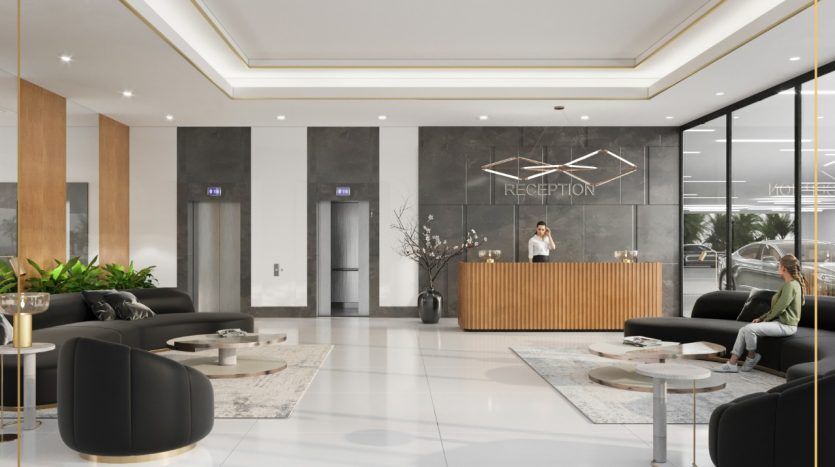 Le hall d'entrée de l'hôtel moderne comprend un bureau de réception avec une réceptionniste, des coins salons élégants avec des chaises noires et beiges, de grandes fenêtres et une décoration intérieure élégante typique de l'immobilier de Dubaï.