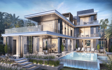 Une maison moderne et luxueuse de deux étages avec de grandes baies vitrées et des lignes épurées à Venise Damac Lagoons. Elle dispose d'un balcon spacieux et d'une piscine entourée de chaises longues. Le cadre est luxuriant de verdure et doucement éclairé par la lumière du soir.