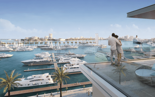 Una coppia in piedi su un balcone che si affaccia su un lussuoso porto turistico pieno di yacht, con un paesaggio urbano sereno e un cielo limpido sullo sfondo, che mostra gli immobili di prima scelta di Dubai.