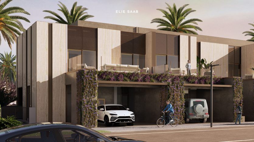 Bâtiment moderne au design architectural épuré avec boiseries et balcons ornés de plantes. Un cycliste et des voitures sont visibles devant, sous un ciel ensoleillé et planté de palmiers à Dubaï.