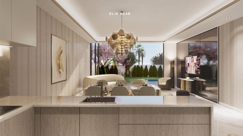 Cuisine et salle à manger luxueuses et modernes dans une villa de Dubaï au design élégant, avec des armoires en bois clair, des comptoirs en marbre et un lustre élégant, avec vue sur l'extérieur à travers de grandes fenêtres.