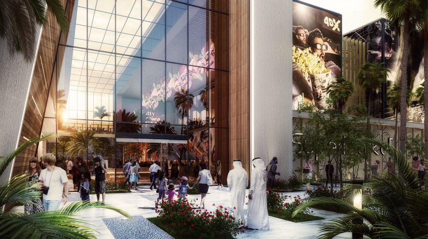 Un atrium de centre commercial moderne et animé à Dubaï, éclairé par un coucher de soleil, avec une verdure luxuriante, un sol réfléchissant et des acheteurs diversifiés au milieu de vitrines élégantes.
